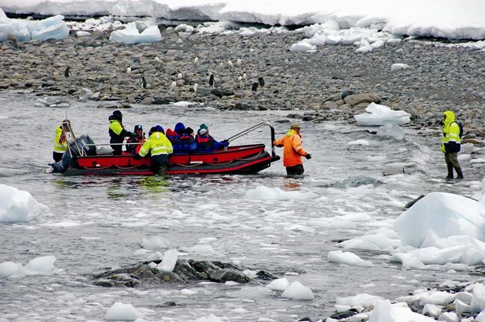 Desembarque en Zodiacs en las costas de la Antártida... una emocionante aventura CRUCEROS HURTIGRUTEN ANTARTIDA OFERTAS DESCUENTOS FRAM